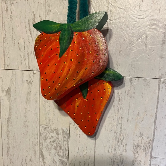 HAND CRAFTED Painted Set of double hanging wood strawberries NWOT Sealed - Picture 4 of 13